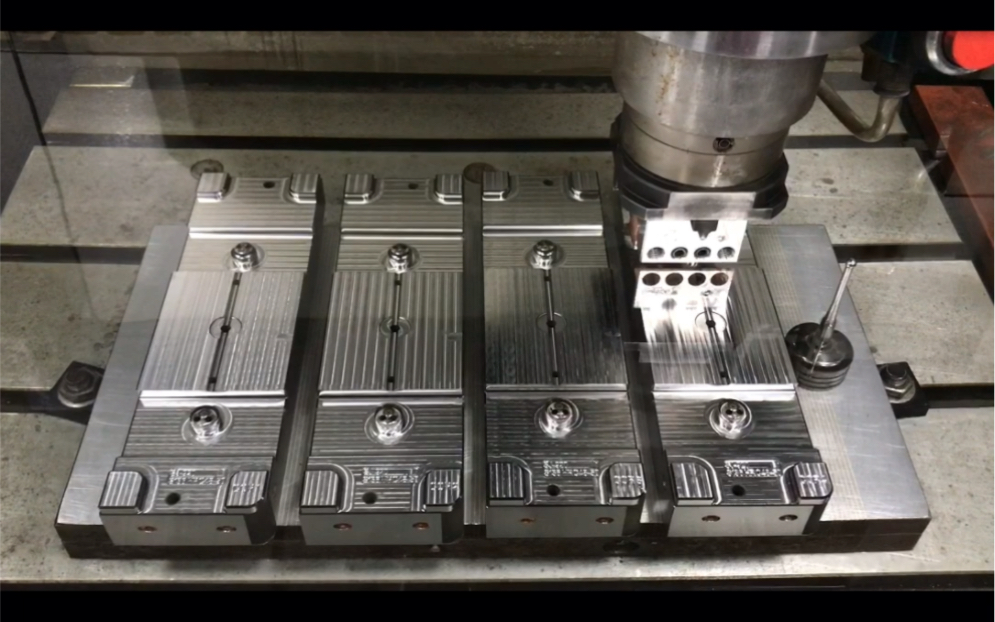 高精度鼠標塑膠模具能夠實現高效的生產,滿足市場對大量產品的需求